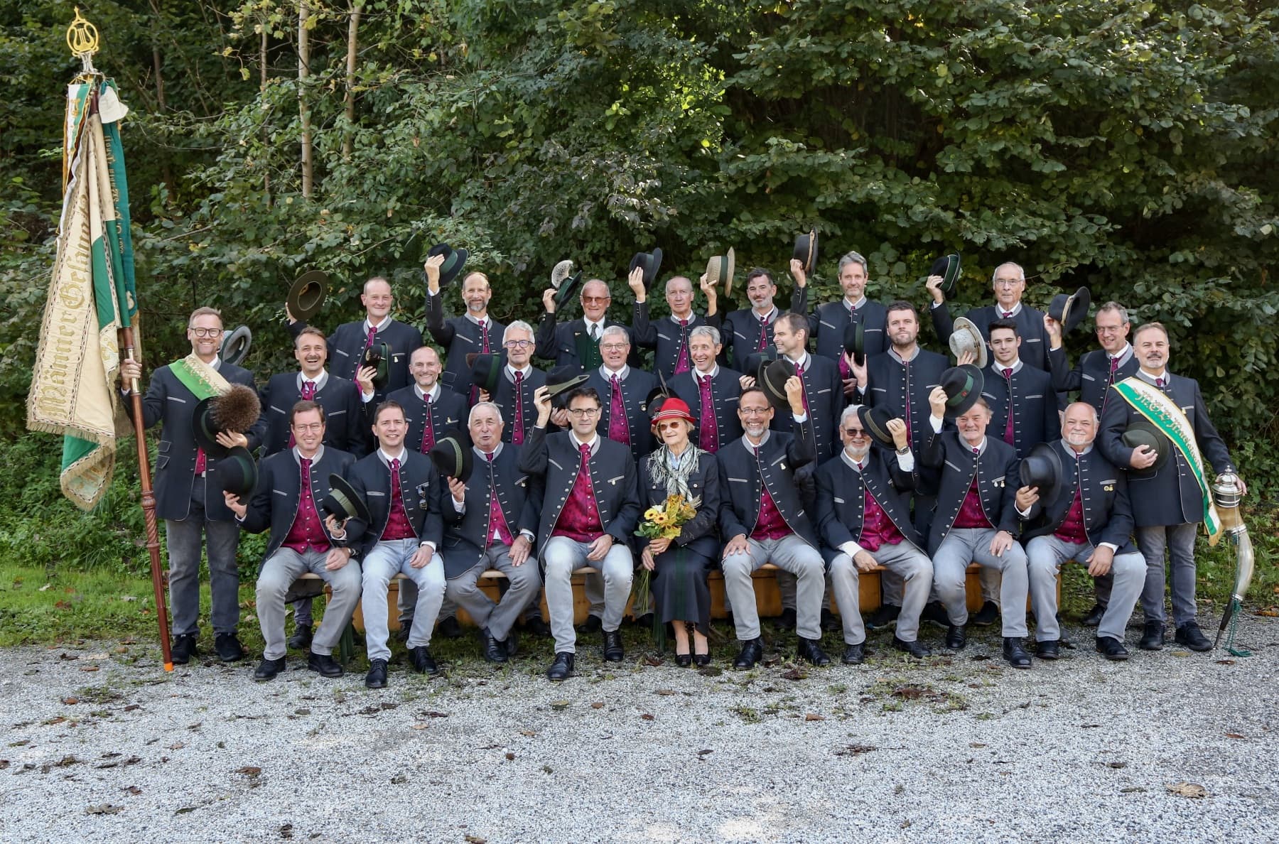 Der Männerchor Die Mariatroster in Tracht bei einem Gruppenfoto im Grünen.