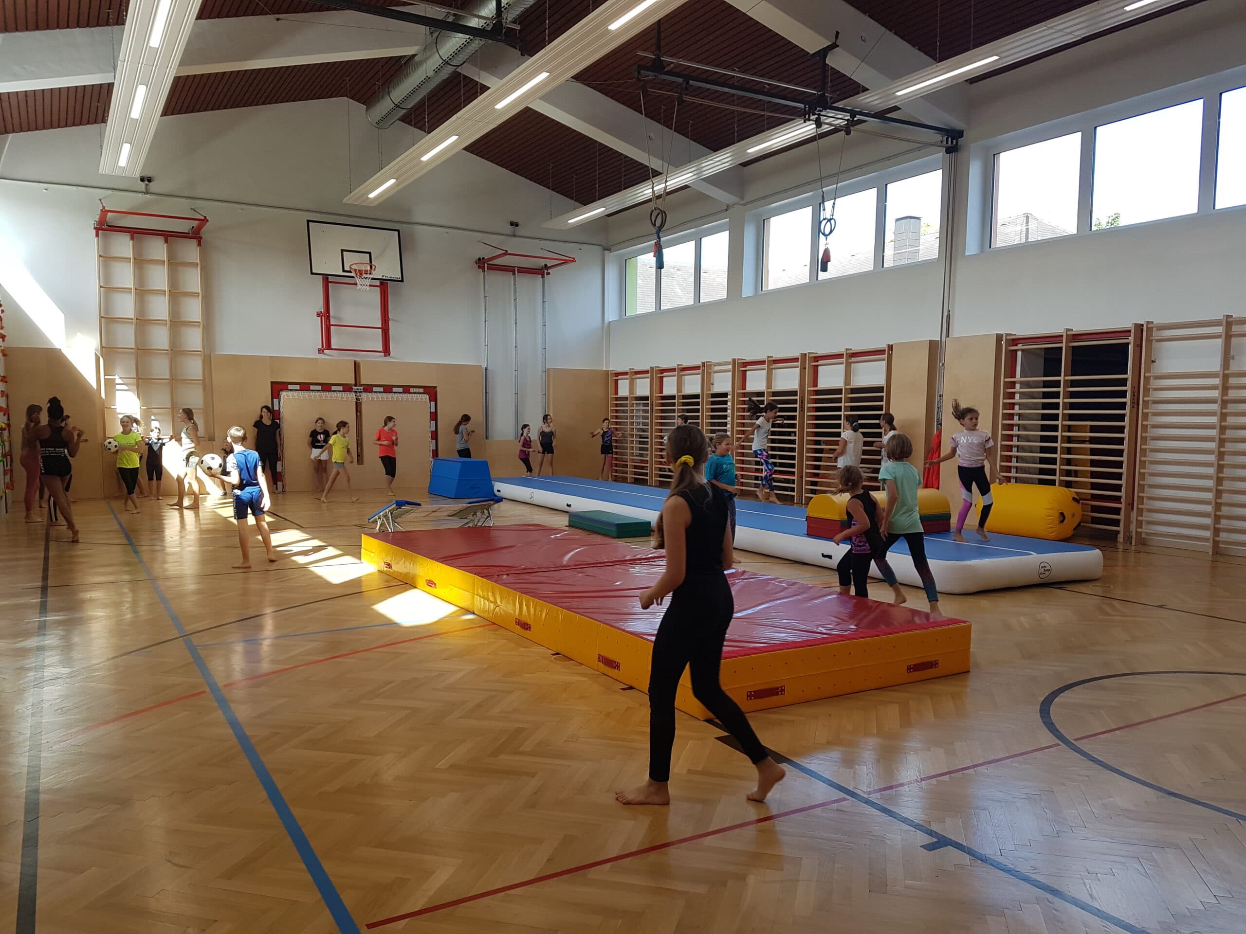 Eine Safejump-AirTrack während eines Sportprojekts in einer Turnhalle.